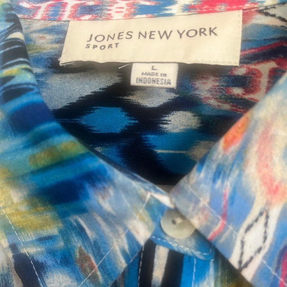 Jones New York Aztec Print Button Down Blouse with Tab Roll long Sleeves - Picture 4 of 6